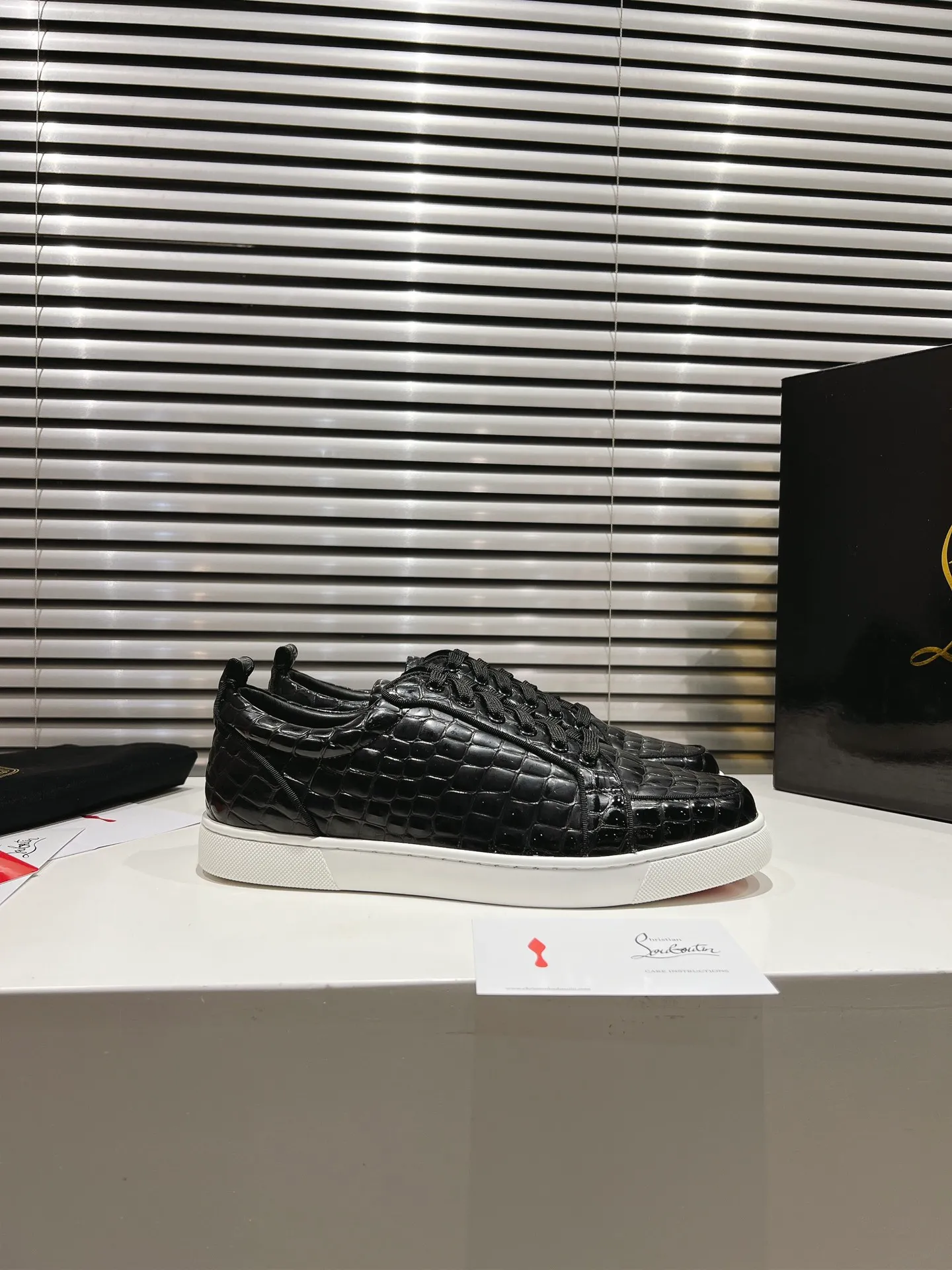 👟👟Ex-factory price 680👟👟 ╔Low top black stone pattern rim model╗ ·Top version customization·²⁰²²𝐬𝐬 𝑪𝒉𝒓𝒊𝒔𝒕𝒊𝒂𝒏 𝑳𝒐𝒖𝒃𝒐𝒖𝒕𝒊𝒏 ▪️No matter the last shape, fabric, diamonds, nails, lining, outsole, they are as close as possible to ZP... ▪️The original sole is specially provided by the original factory ▪️The lining is imported water-dyed cowhide ▪️Private customization time is about 3-7 days —————— Size: Women's 35M-41M Men's 38M-47M, half size can be customized